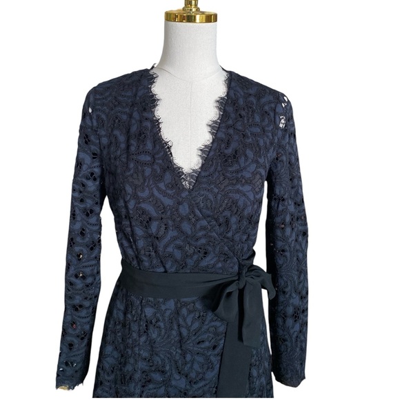 DIANE VON FURSTENBERG 'Shaelyn' Lace Wrap Black/Navy Lace Dress Size 6 - Picture 8 of 10
